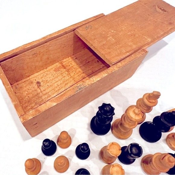 Vintage Wood Hand Carved 32 Piece Chess Set Wood Box Antique Toy Game Primitive - Picture 10 of 10